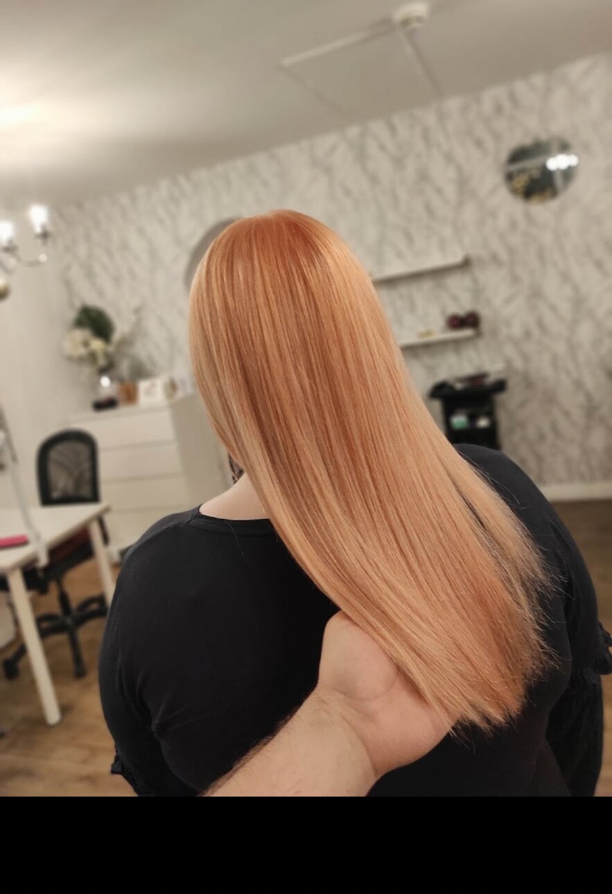 Peachy strawberry blonde straight long hair