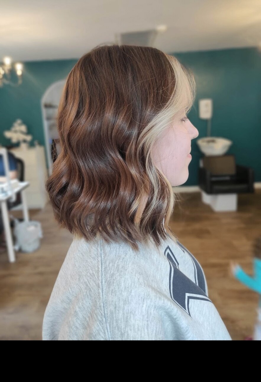 Auburn lob with money piece highlights and soft waves